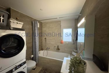 Bel appartement, moderne, de 3.5 pièces au rez-de-chaussée d'un petit immeuble